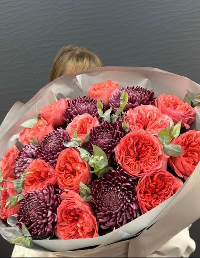 Букет из роз и хризантем сорта Бигуди "Бархатный Вальс"