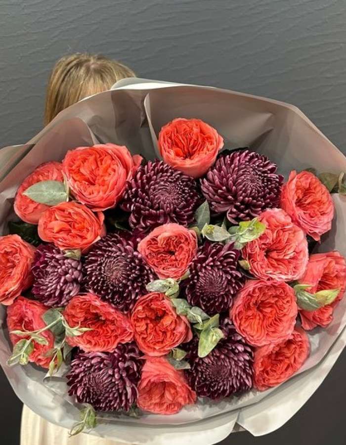 Букет из роз и хризантем сорта Бигуди "Бархатный Вальс"