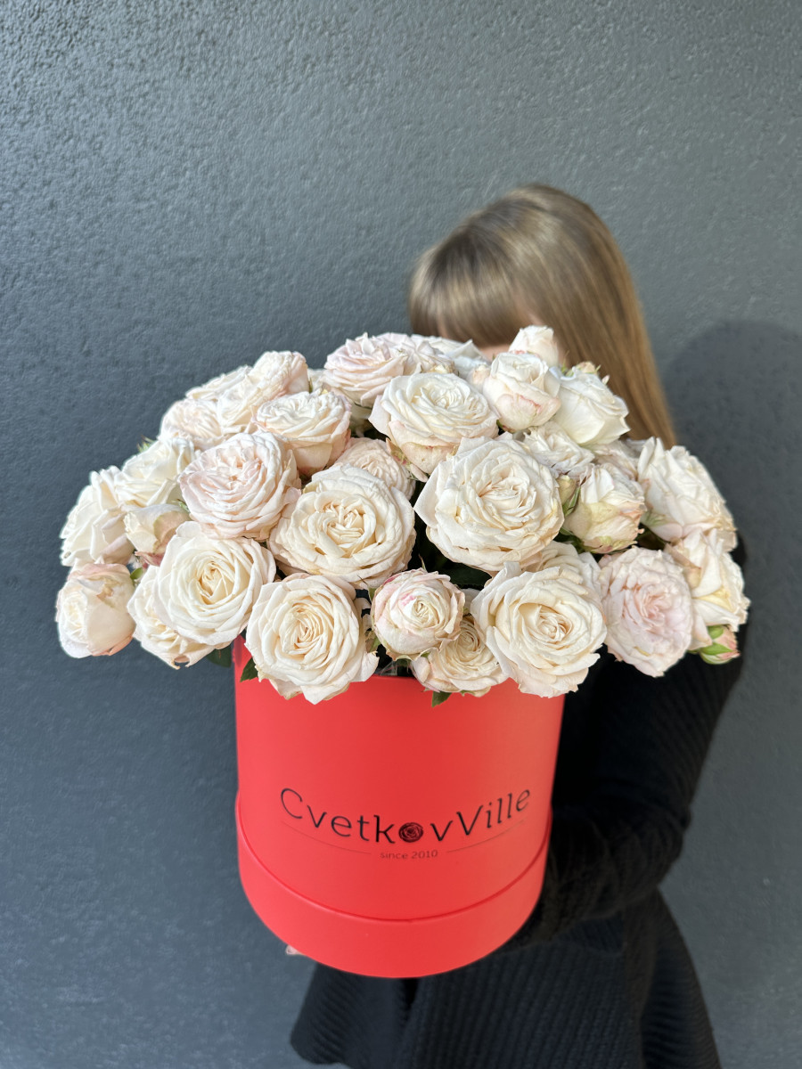 Коробка с розовыми кустовыми розами "Леди в красном"