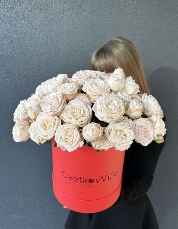 Коробка с розовыми кустовыми розами "Леди в красном"