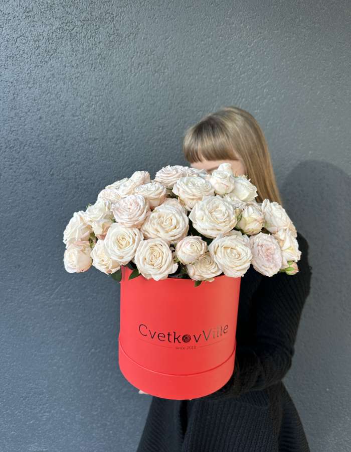 Коробка с розовыми кустовыми розами "Леди в красном"