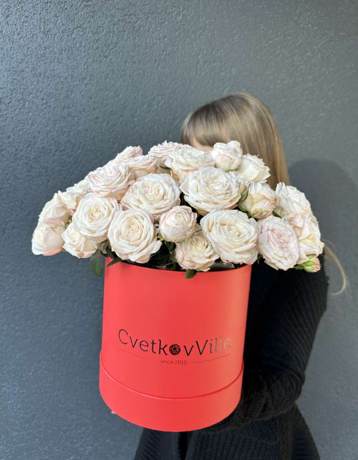 Коробка с розовыми кустовыми розами "Леди в красном"