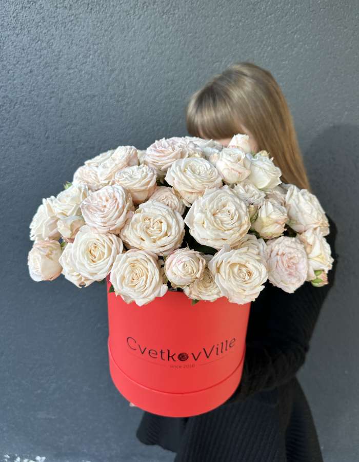 Коробка с розовыми кустовыми розами "Леди в красном"