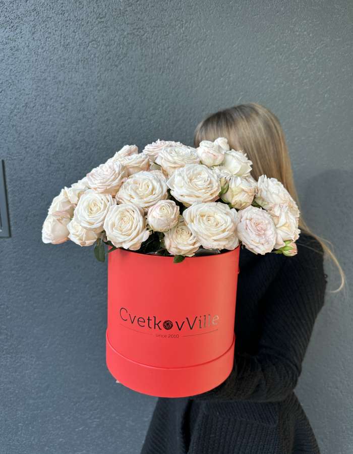 Коробка с розовыми кустовыми розами "Леди в красном"