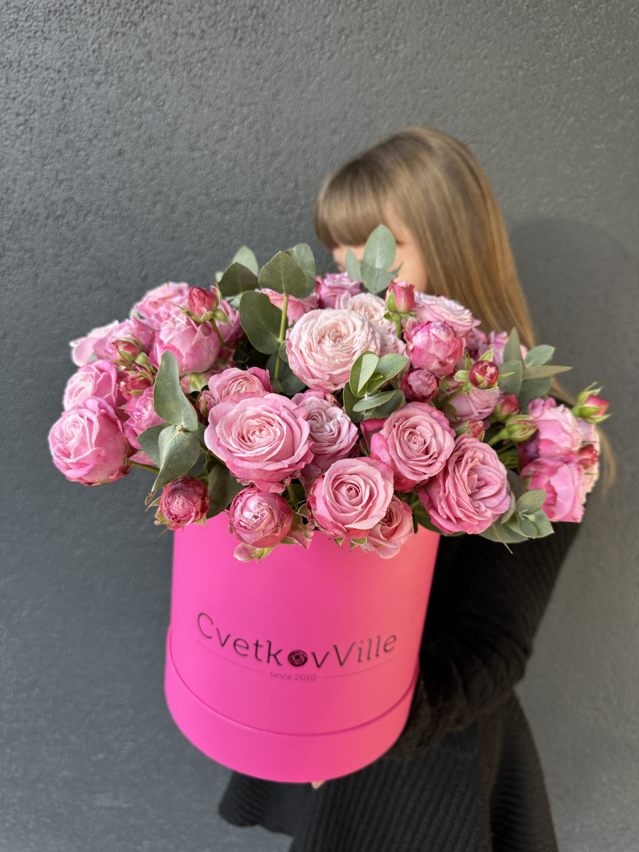 Коробка из кустовых роз с эвкалиптом "Розовый танец"