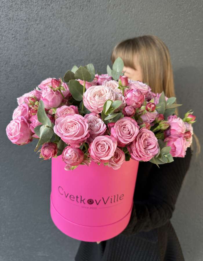 Коробка из кустовых роз с эвкалиптом "Розовый танец"