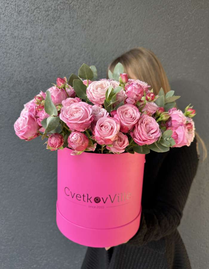Коробка из кустовых роз с эвкалиптом "Розовый танец"
