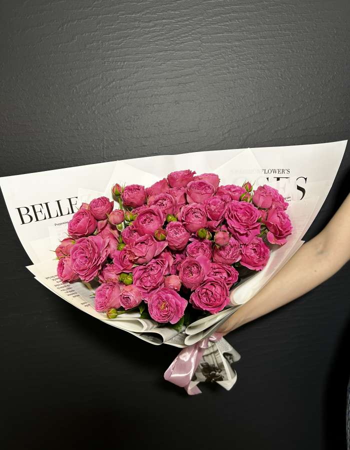 Букет из кустовых пионовидных роз "Малиновое безе"