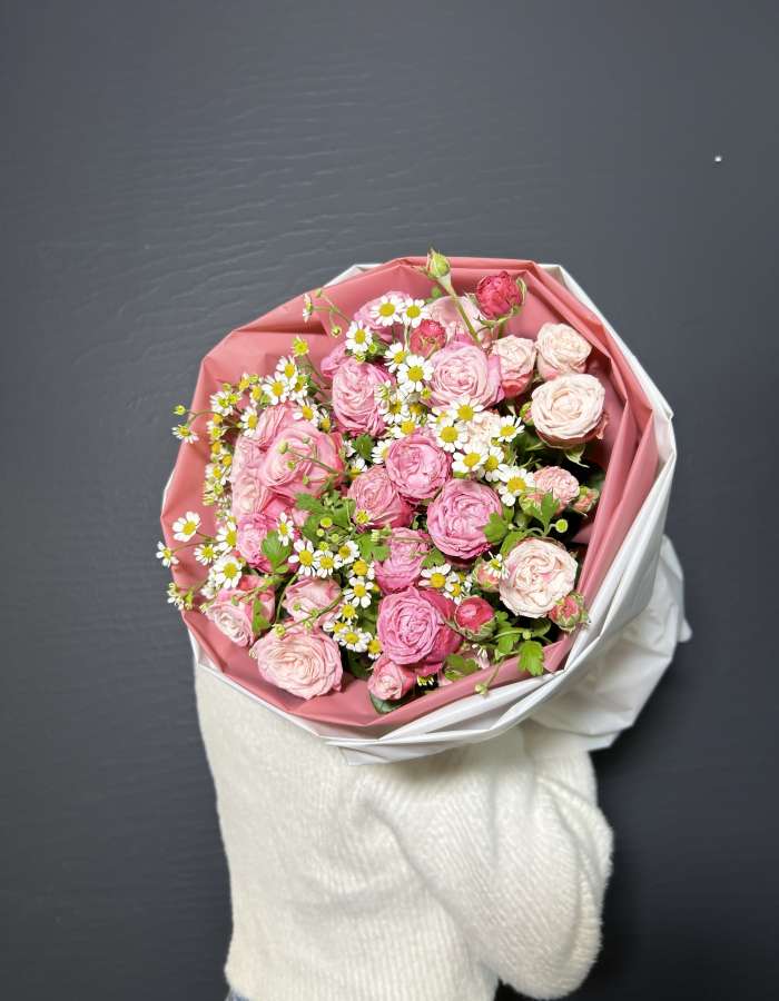 Букет из кустовых роз и матрекарии "Медовые оттенки"