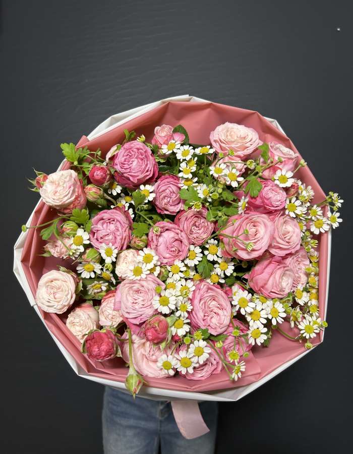 Букет из кустовых роз и матрекарии "Медовые оттенки"