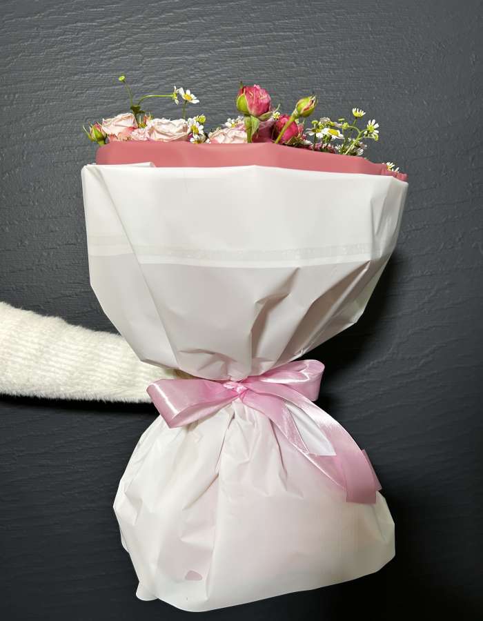 Букет из кустовых роз и матрекарии "Медовые оттенки"