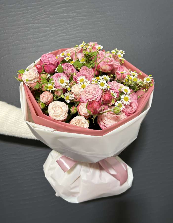 Букет из кустовых роз и матрекарии "Медовые оттенки"