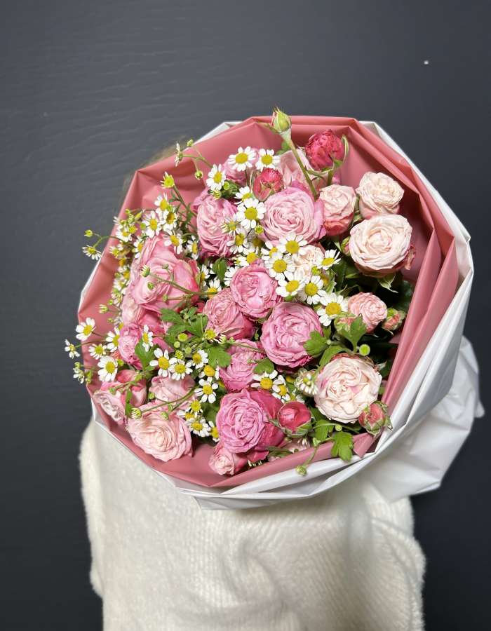 Букет из кустовых роз и матрекарии "Медовые оттенки"