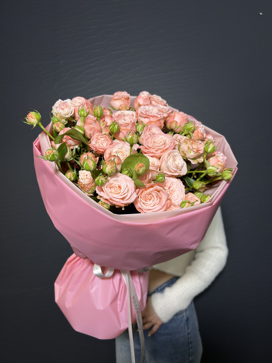 Букет из розовых кустовых роз "Соблазнительная нежность"