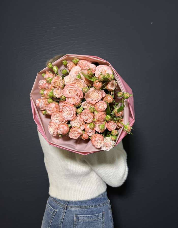 Букет из розовых кустовых роз "Соблазнительная нежность"