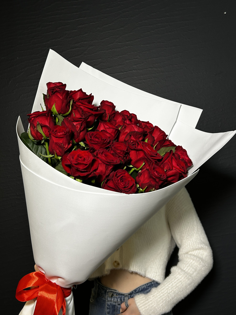 Букет из 25 высоких красных роз сорта Рэд Наоми(Red Naomi)