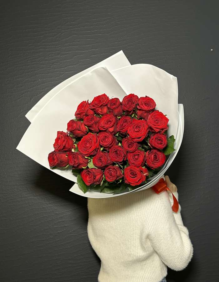 Букет из 25 высоких красных роз сорта Рэд Наоми(Red Naomi)