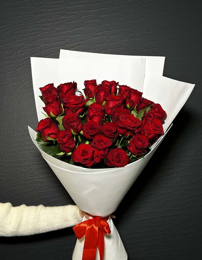 Букет из 25 высоких красных роз сорта Рэд Наоми(Red Naomi)