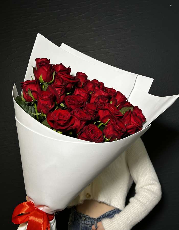 Букет из 25 высоких красных роз сорта Рэд Наоми(Red Naomi)