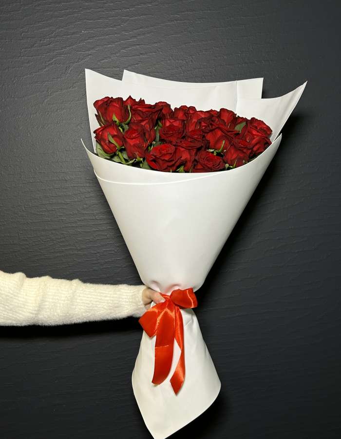 Букет из 25 высоких красных роз сорта Рэд Наоми(Red Naomi)
