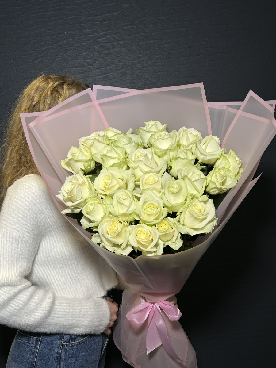 Букет из 25 высоких белых роз сорта Аваланж(Avalanche)