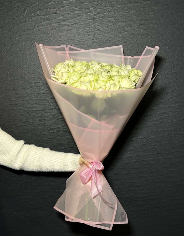 Букет из 25 высоких белых роз сорта Аваланж(Avalanche)