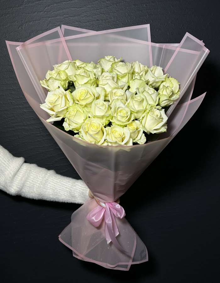 Букет из 25 высоких белых роз сорта Аваланж(Avalanche)