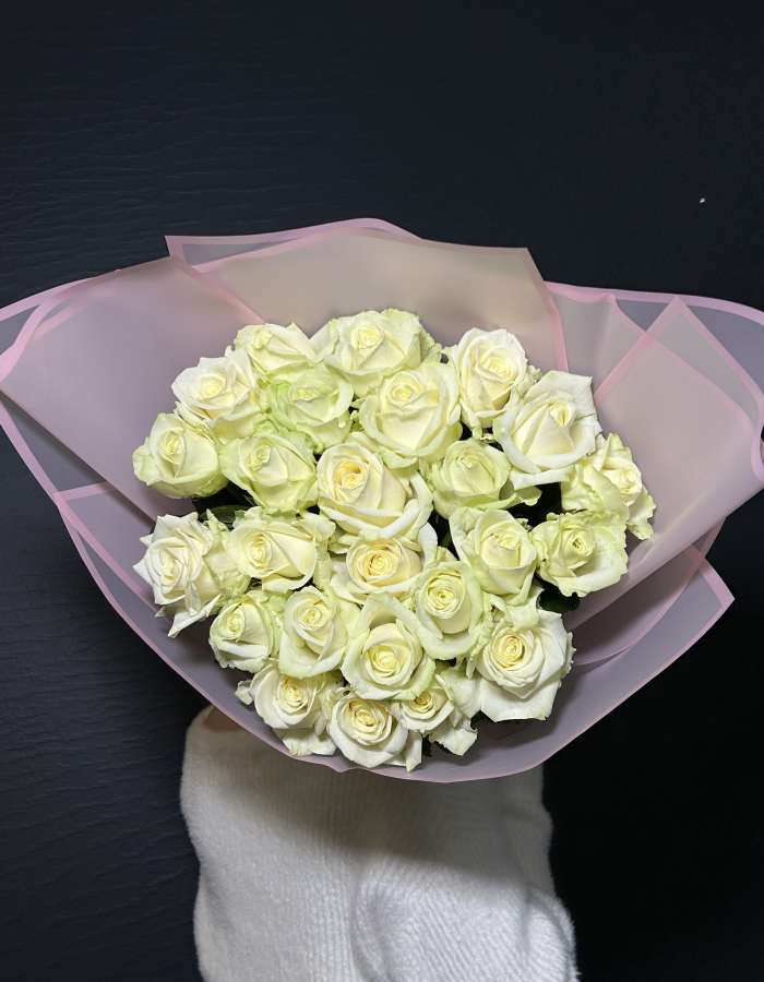 Букет из 25 высоких белых роз сорта Аваланж(Avalanche)