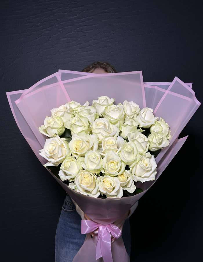 Букет из 25 высоких белых роз сорта Аваланж(Avalanche)