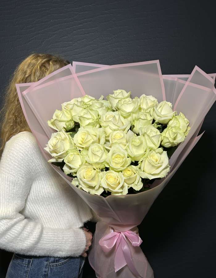 Букет из 25 высоких белых роз сорта Аваланж(Avalanche)