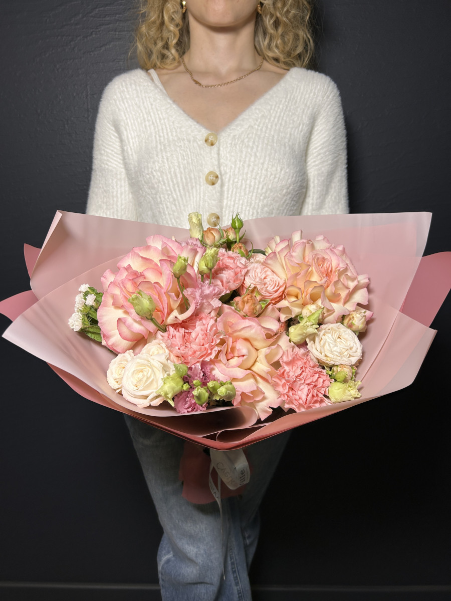 Букет из французских роз и диантусов "Нежное послание"