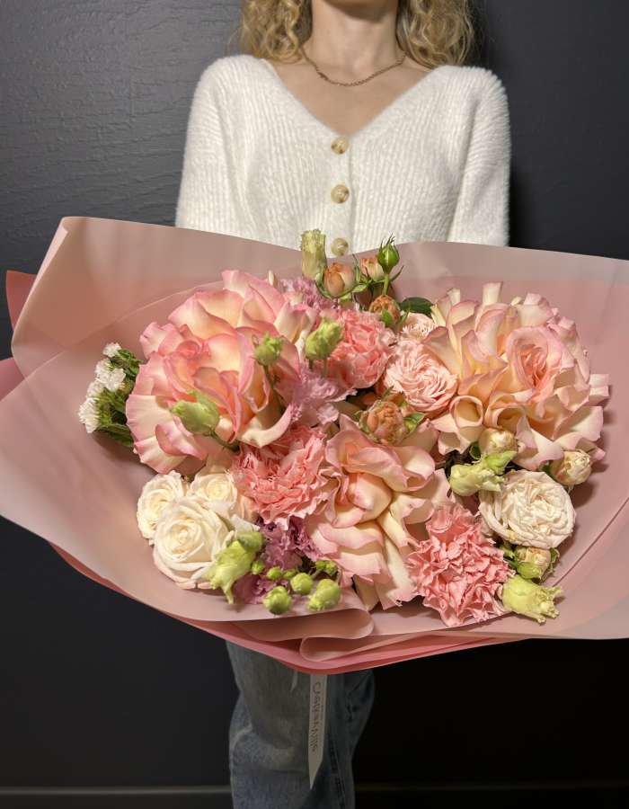 Букет из французских роз и диантусов "Нежное послание"