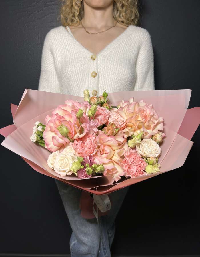 Букет из французских роз и диантусов "Нежное послание"