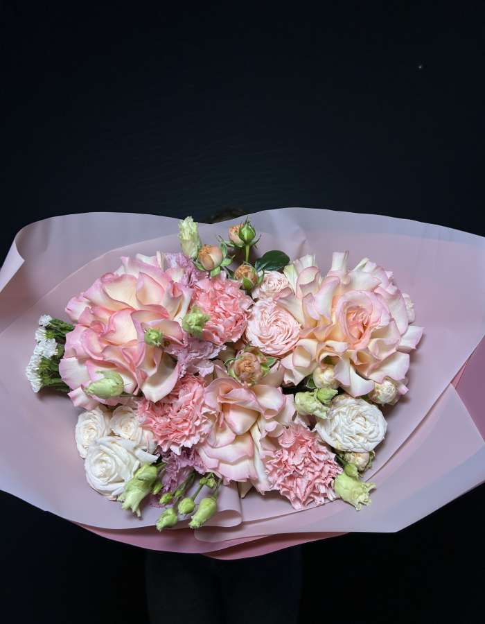 Букет из французских роз и диантусов "Нежное послание"