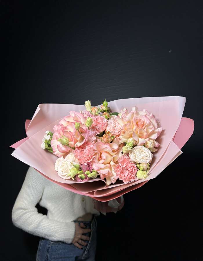 Букет из французских роз и диантусов "Нежное послание"