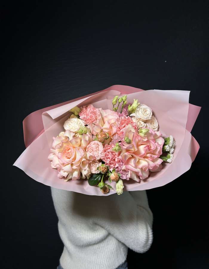 Букет из французских роз и диантусов "Нежное послание"