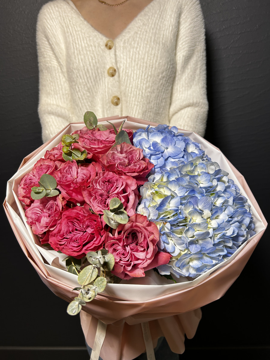 Букет из голубых гортензий и пионовидных роз "Слияние красок"