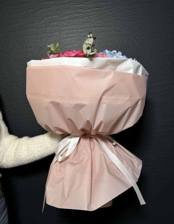 Букет из голубых гортензий и пионовидных роз "Слияние красок"