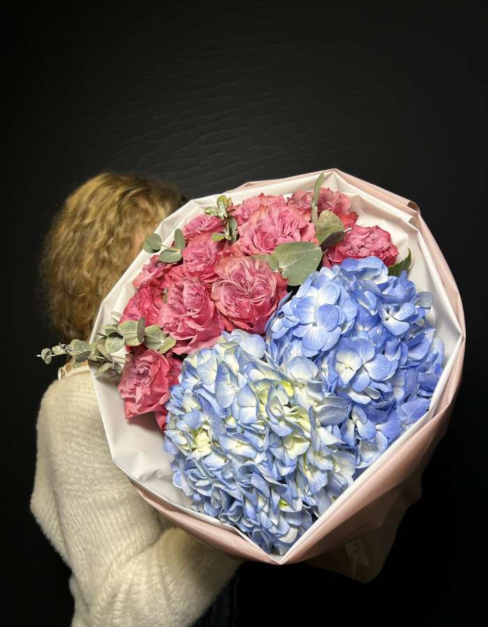 Букет из голубых гортензий и пионовидных роз "Слияние красок"