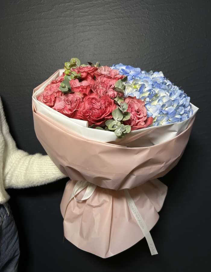 Букет из голубых гортензий и пионовидных роз "Слияние красок"