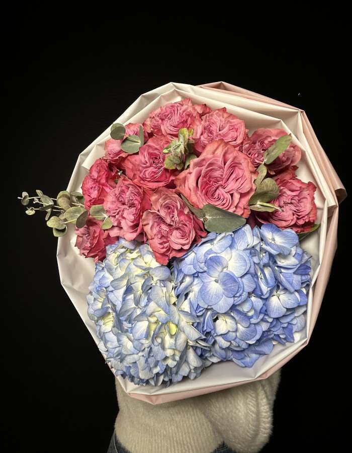 Букет из голубых гортензий и пионовидных роз "Слияние красок"