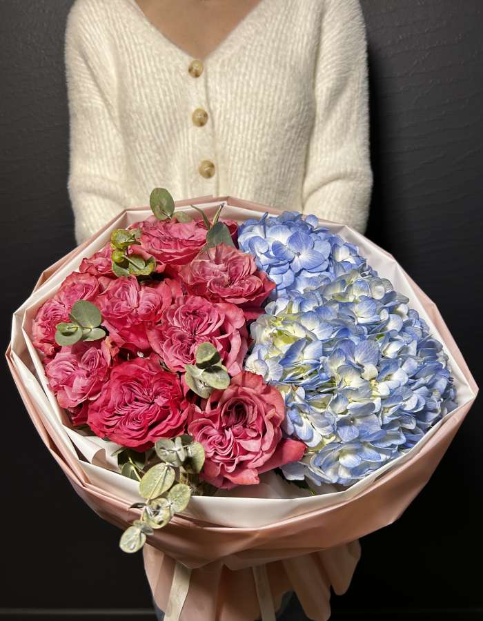 Букет из голубых гортензий и пионовидных роз "Слияние красок"