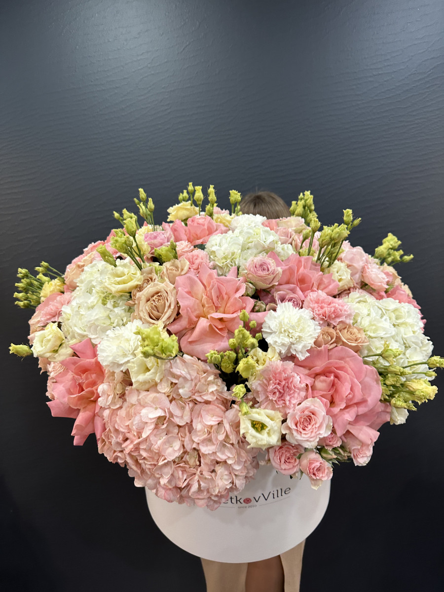 Коробка из гортензий и французских роз "Цветочное Герцогство"