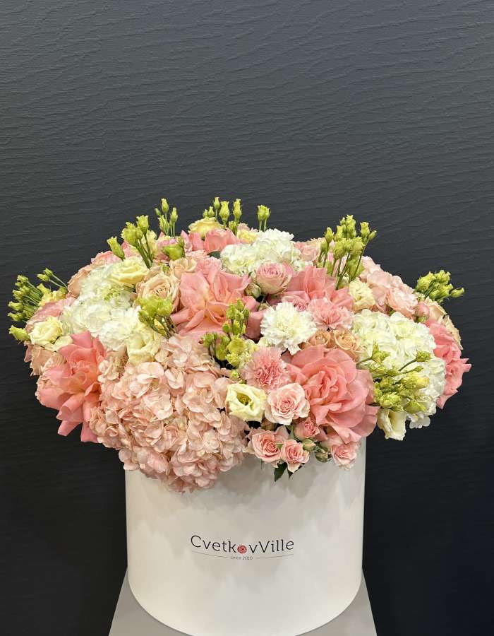 Коробка из гортензий и французских роз "Цветочное Герцогство"