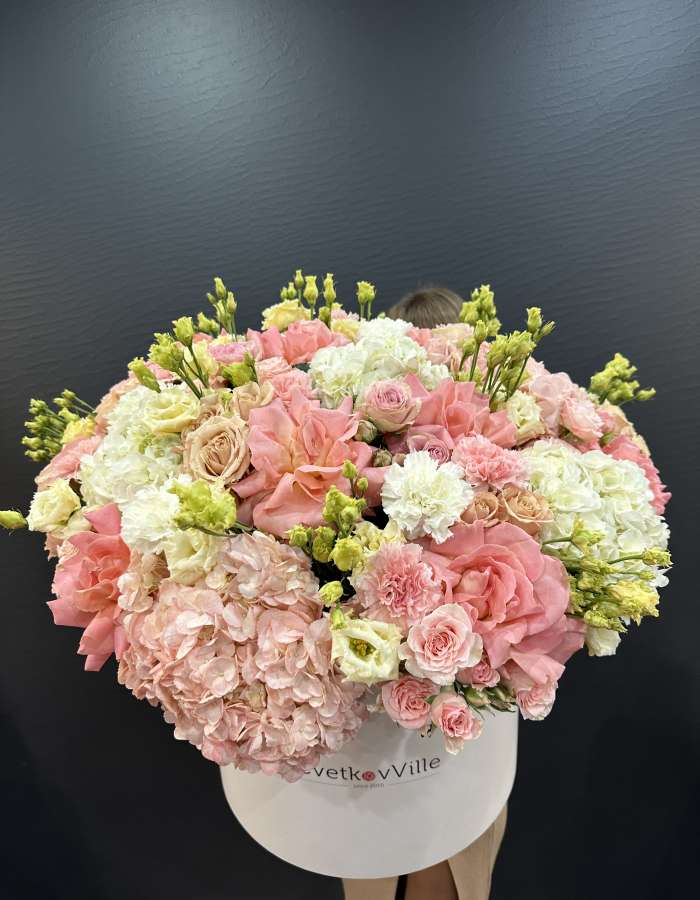 Коробка из гортензий и французских роз "Цветочное Герцогство"