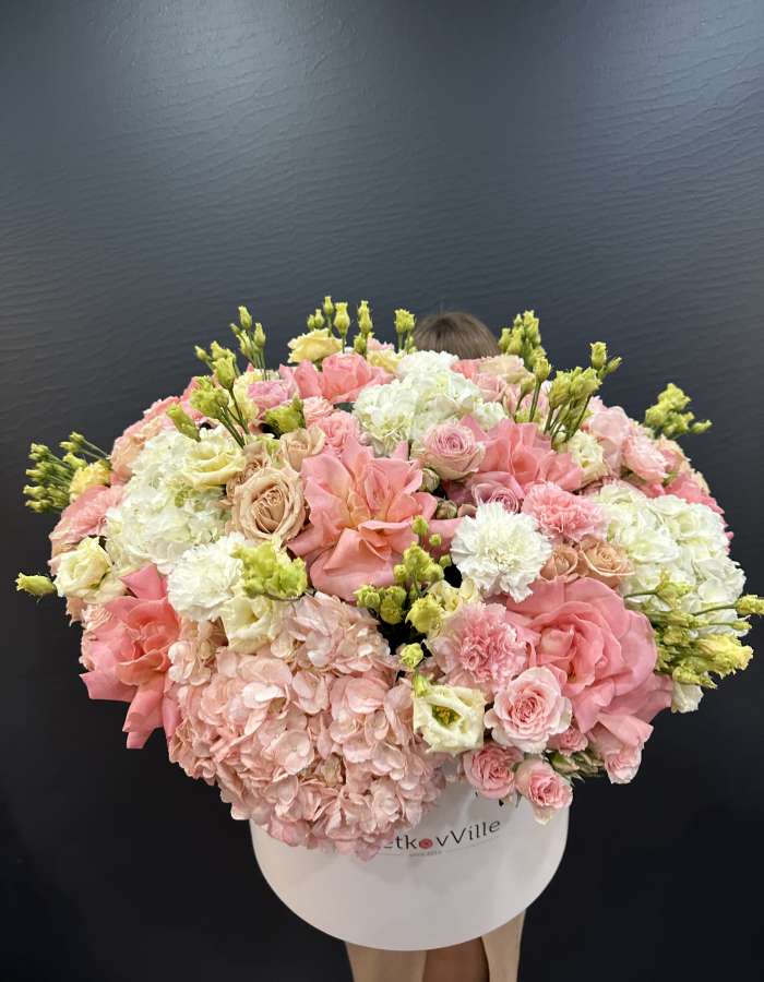 Коробка из гортензий и французских роз "Цветочное Герцогство"