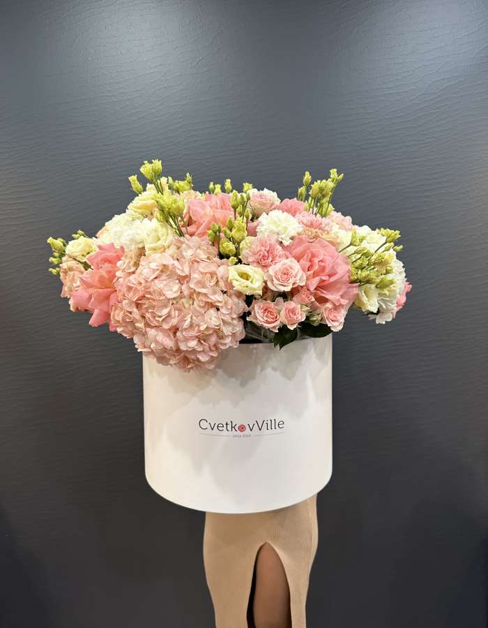 Коробка из гортензий и французских роз "Цветочное Герцогство"