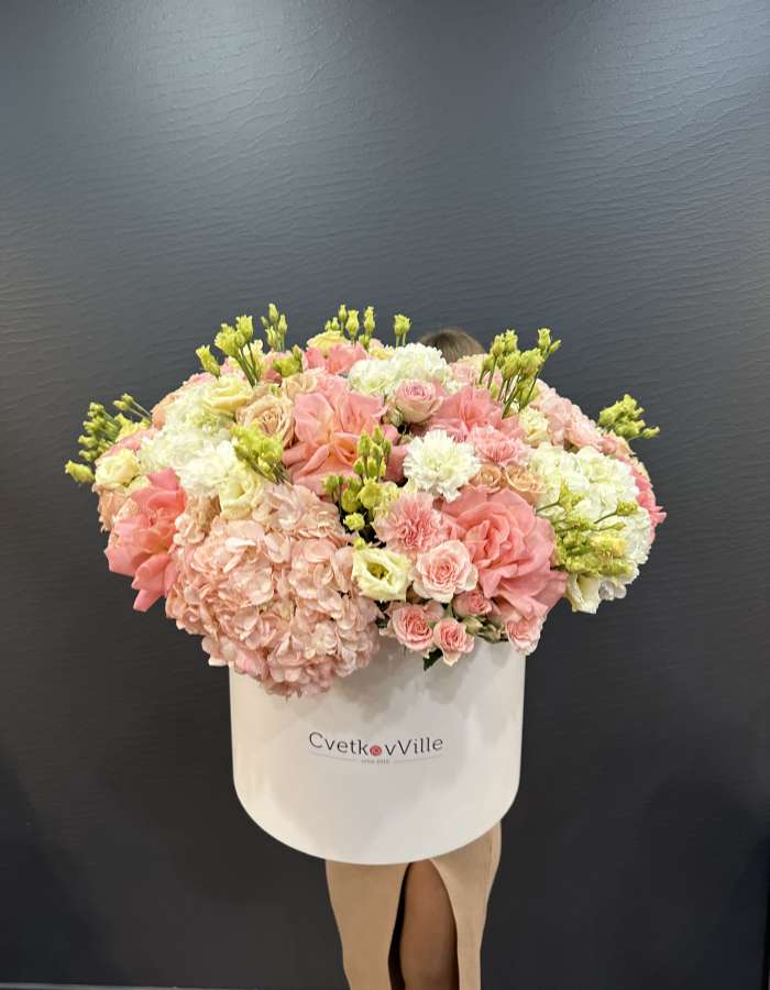 Коробка из гортензий и французских роз "Цветочное Герцогство"