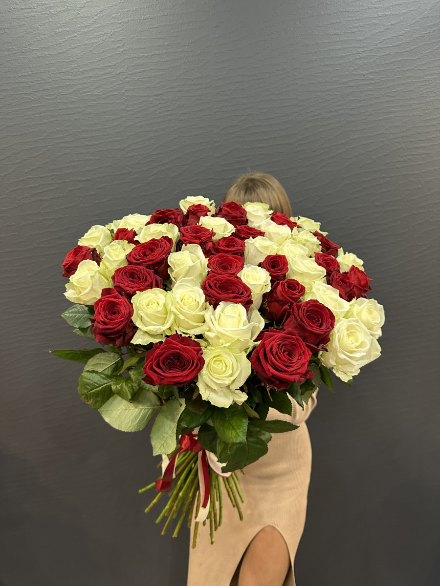 Букет из 51 высокой красной и белой розы