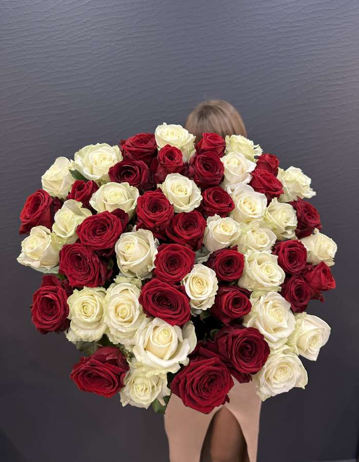 Букет из 51 высокой красной и белой розы